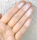 屋根を触ると白い粉がつく様子