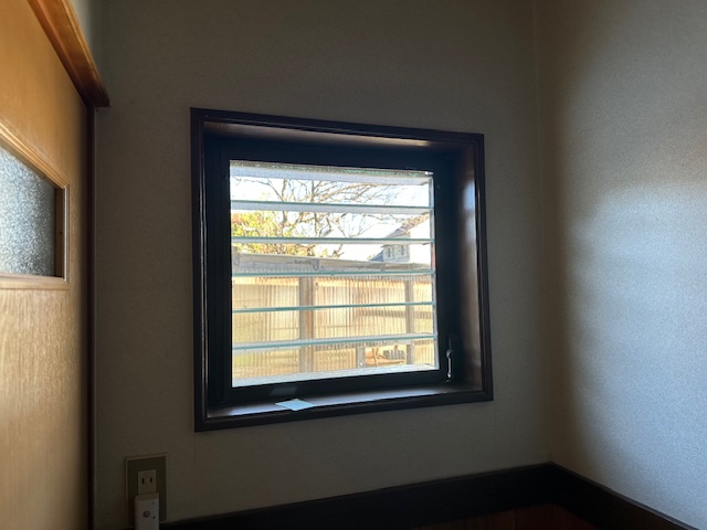 トイレの小窓にLIXILインプラスを設置した施工後の様子