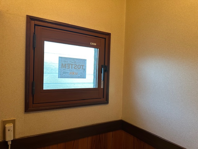 トイレの小窓にインプラス設置前の様子