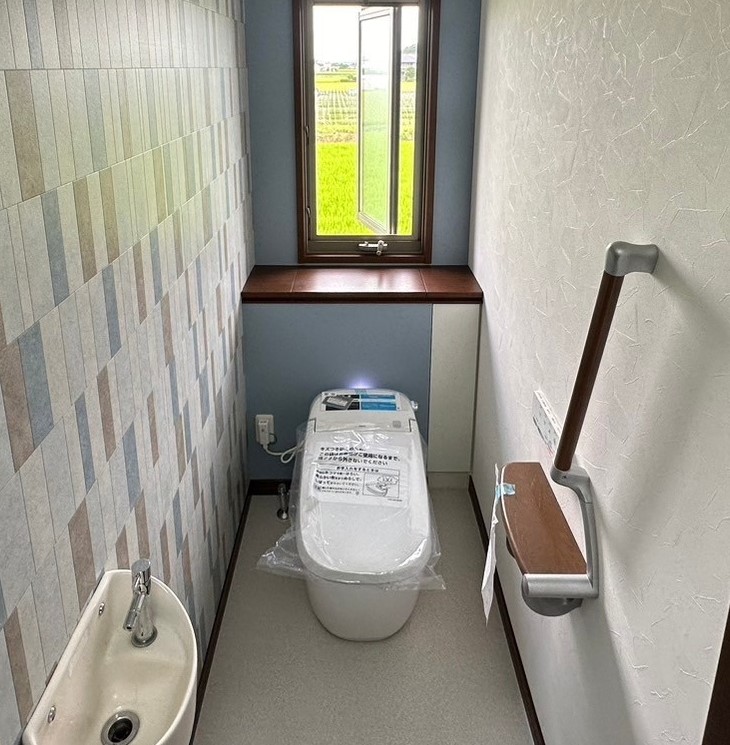 LIXILサティスX設置後のトイレ(タンクレス・明るい内装)