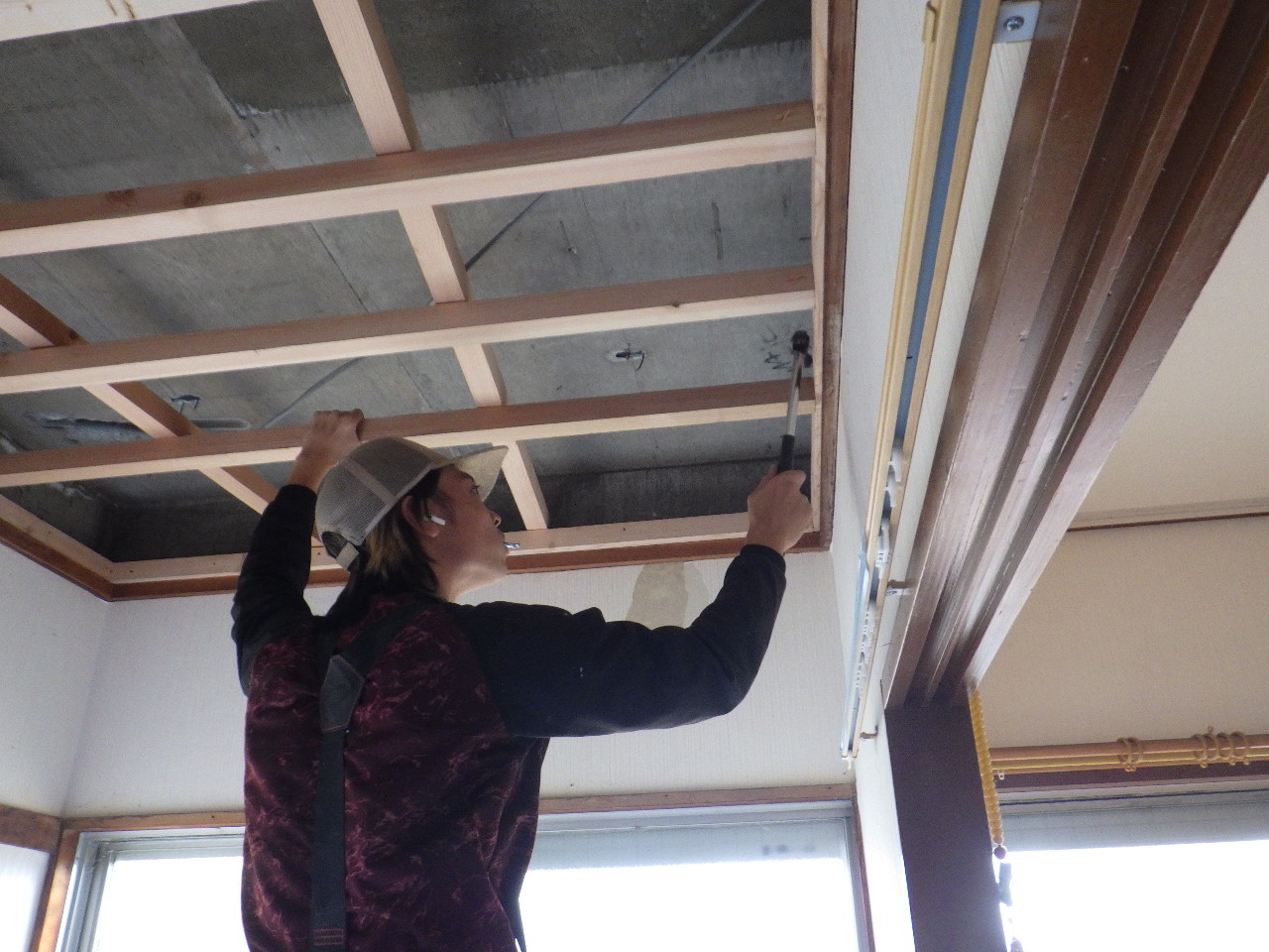 天井の木下地を格子状に組んでいる様子