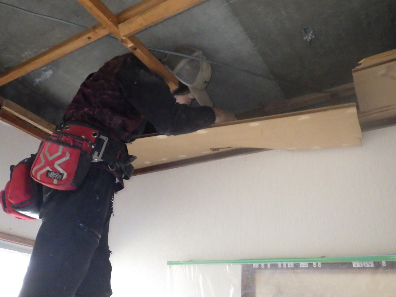 既存天井を解体している様子