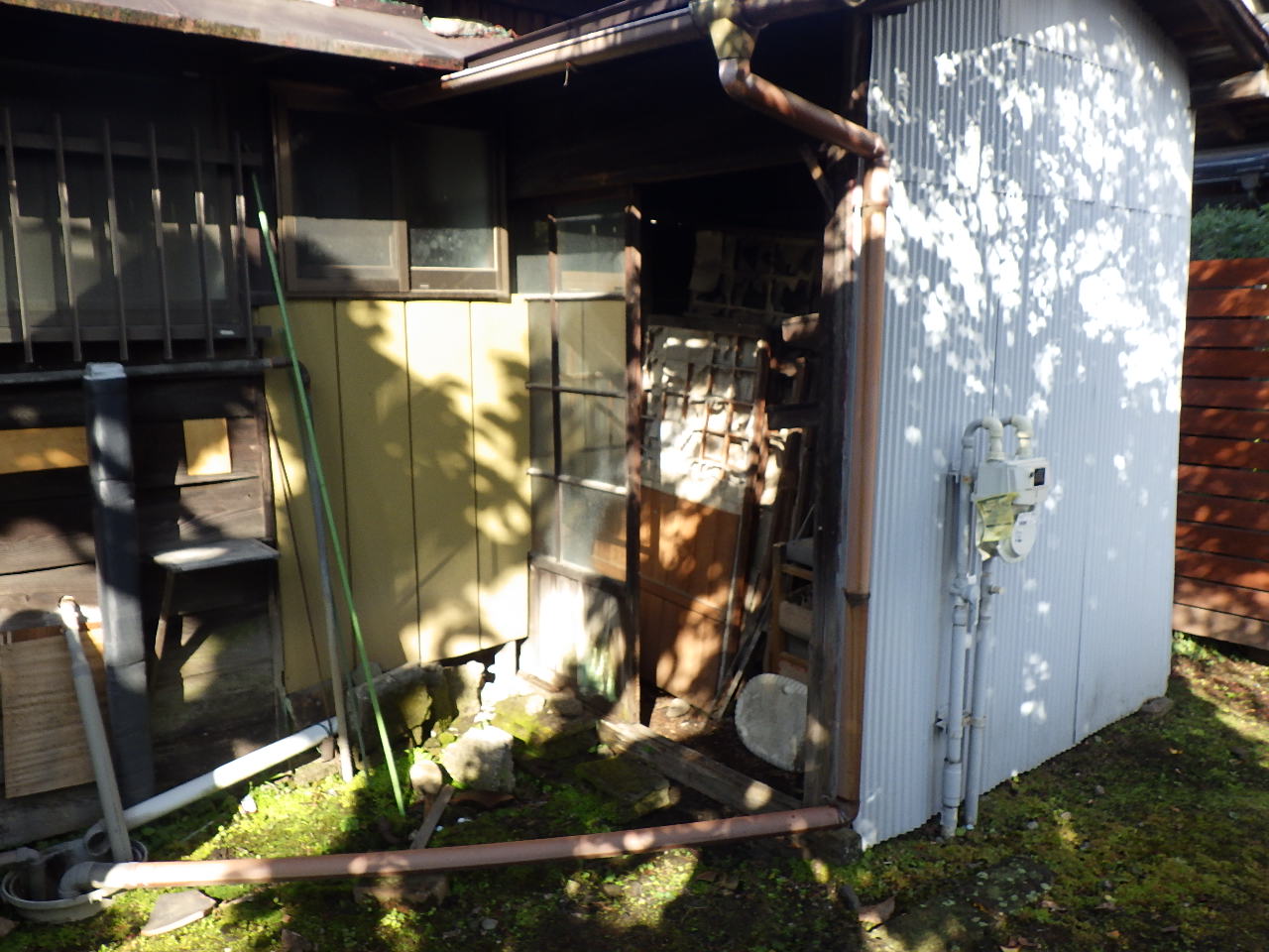 母屋に併設された、ガラス戸のある古い納戸の施工前の様子