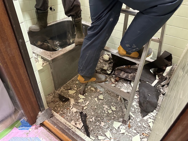 浴室解体中の様子