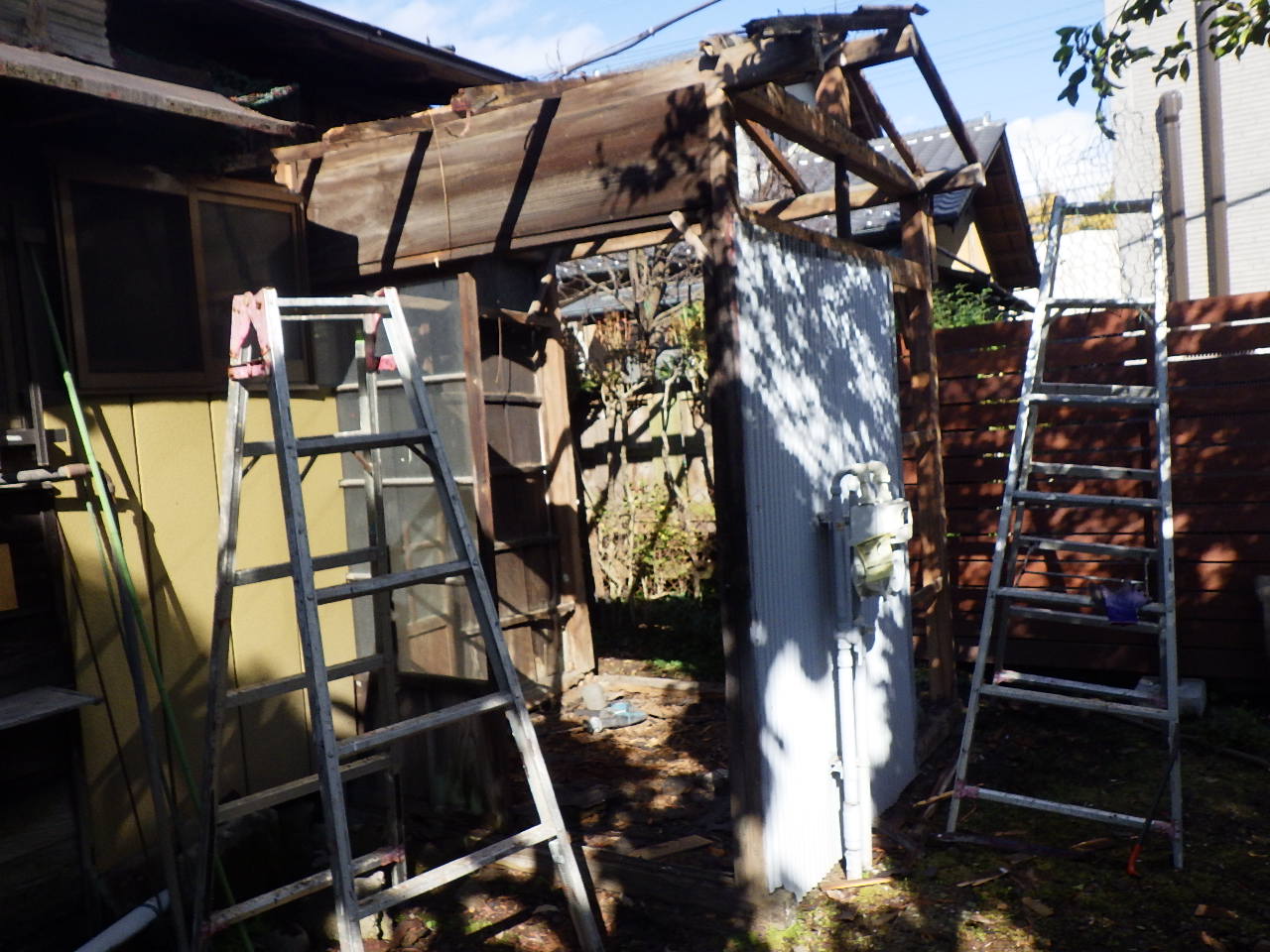 母屋と接している納戸の屋根や壁を順番に解体している途中の様子