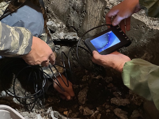 配管の詰まりをカメラで確認している様子