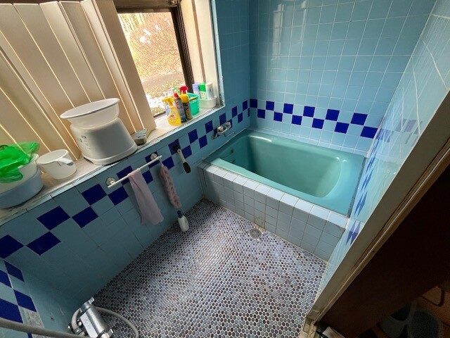 施工前（タイル貼りでひんやりした浴室）