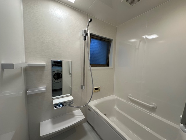 浴室暖房機を設置したあたたかい浴室