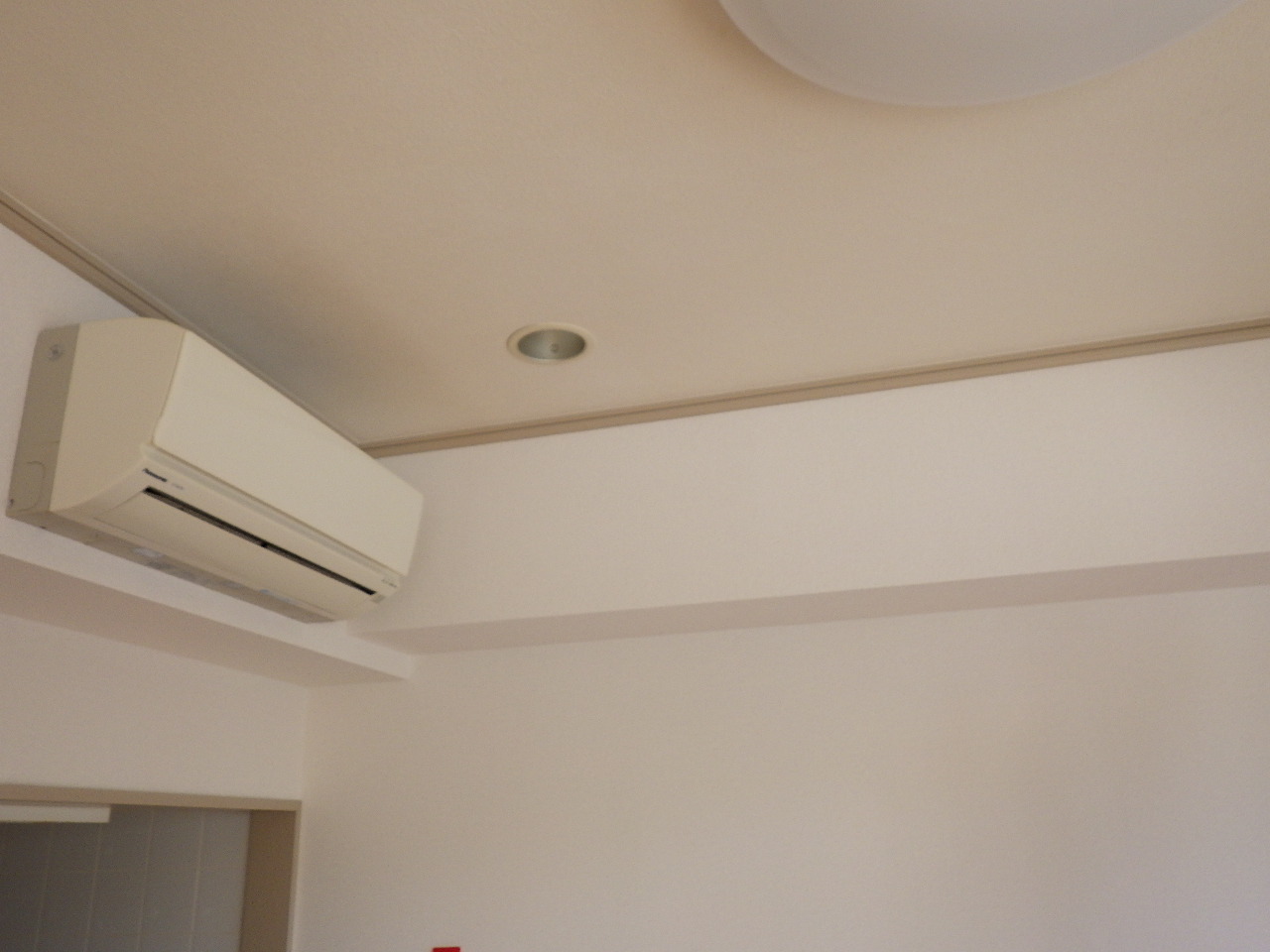 施工前（古いエアコンと断熱不足）