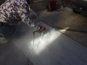 丸のこでカットしていきます。