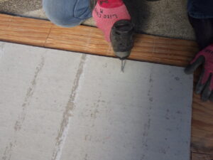 ドリルビスで穴開け