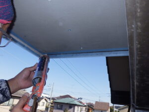 コーキング充填中の様子
