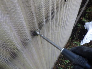 インパクトを使用するとフックを引っ掛ける下地が壊れる原因になる恐れがあるので、ドライバーを使って解体を進めて行きます。