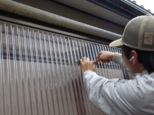 ドライバーでステンレスフックを固定していきます。