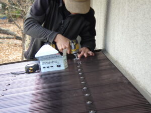 波板キリ6.5mmのビットで下地に合わせて波板に、穴を開けていきます。