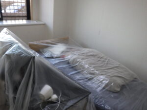 養生を行い、クロス剥がしから行っていきます。