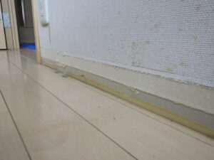 石膏ボードを割らないように、カッターで切り込みを入れて、剥がしていきます。