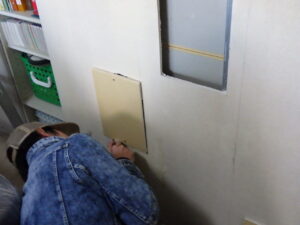 枠に合わせて石膏ボードをカットしていきます。