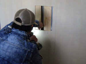 下地の取り付けを行っている様子になります。