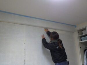 シーラーを塗る前に凸凹を無くし、平滑な壁に仕上げていきます。