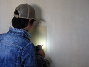 下地取り付け後は、石膏ボードを下地の位置に合わせて、専用ビスを打ち込んでいきます。