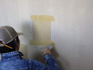 パテ処理(1回目)を行っていきます。