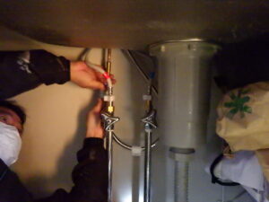 給水・給湯ホースをソケットに差し込み、クリップで止めていきます。