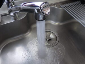 取り付け後は必ず、水漏れがないか水がきちんと出ているかの確認を行い、水栓交換工事終了になります。