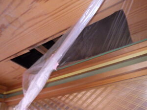 雨漏りがしており、濡れて屋根材を腐らせないために、今回6畳の見透かし屋根の交換となりました。