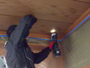 マルチで屋根材に切り込みを入れ、釘を抜き解体を進めて行きます。