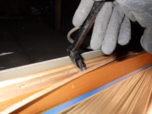 屋根材を置いた時に廻り縁との隙間ができないよう、バリを取っていきます。