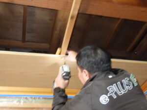 見透かし天井板の取り付けを行っていきます。