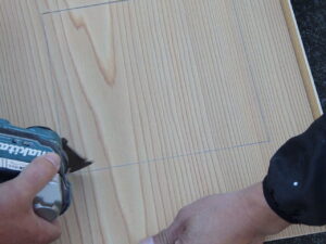 ダクトを取り付けるので、ダクトよりも気持ち大きくマルチでカットしていきます。