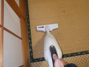 作業終了後は、掃除を行い、見透かし天井交換工事完工になります。