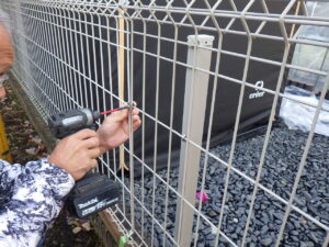 フェンスの取り付けを行っていきます。