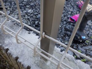 柱固定金具の取り付け行っていきます。