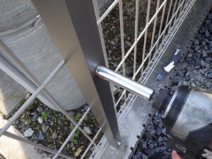 柱固定金具の取り付け行っていきます。