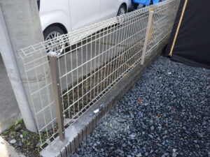 フェンスの取り付け完了になります。