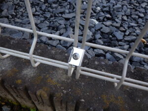 ジョイント金具の取り付け完了になります。