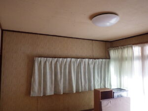 洋室　既存のクロスを剝がす前になります。