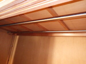 和室　ハンガーパイプを取付けていきました。