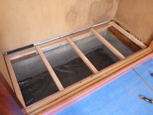 洋室の押し入れの床を解体して新しく下地を取付けていきます。