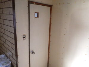 玄関②　クロス剝しを行っていきました。