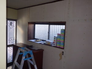 玄関　既存のクロスを剝がしていきました。