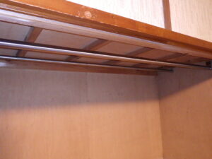 ハンガーパイプを２本取付けていきます。