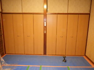 押し入れ　４枚折戸に交換しました。