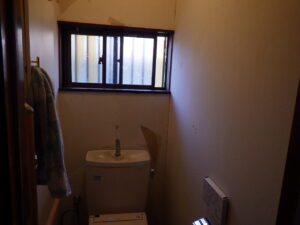 トイレのクロス剥しを行っていきました。