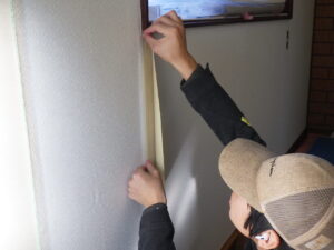 玄関部分のクロス貼り替えを行っている様子になります。 