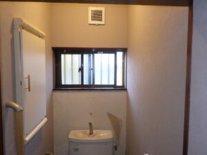 便器裏以外のクロス貼り替え完了になります。