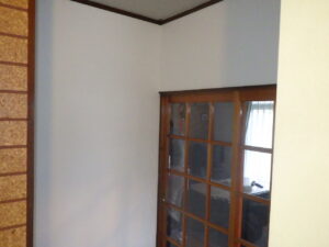 玄関のクロス貼り替えが完了になります。